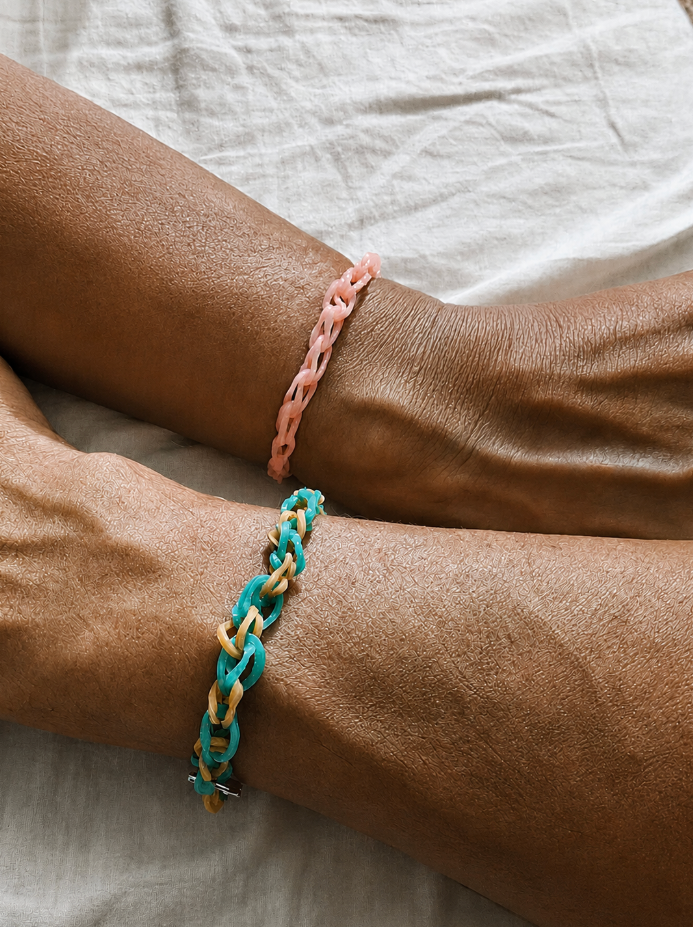 Braccialetti fatti a mano da Aurora, simbolo della percezione e della preparazione immobiliare.